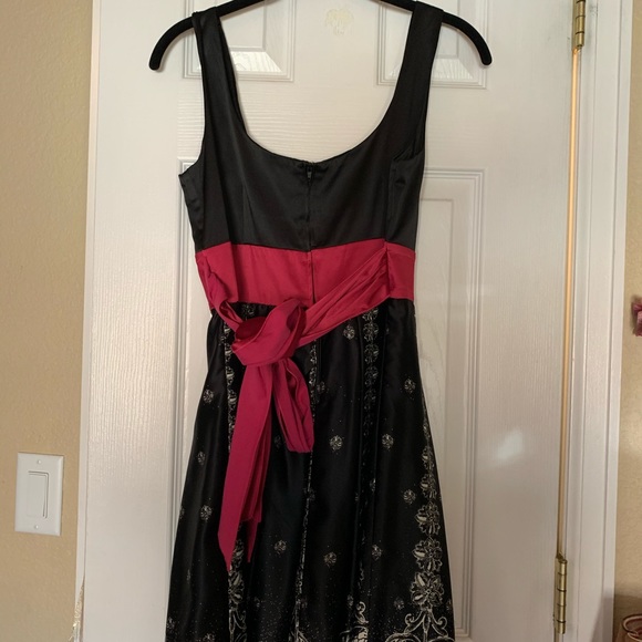 Black dress with pink belt - Picture 2 of 2
